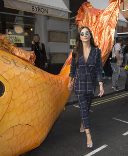 Amy Jackson feet photo thumbnail