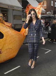 Amy Jackson feet photo thumbnail