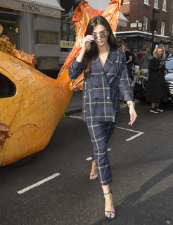 Amy Jackson feet photo thumbnail