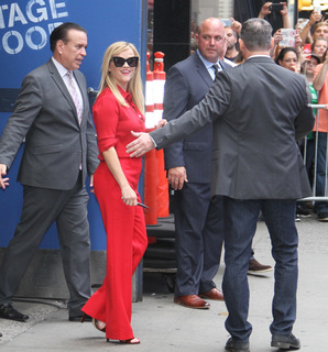 Reese Witherspoon feet photo thumbnail