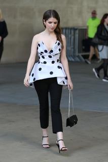Anna Kendrick feet photo thumbnail