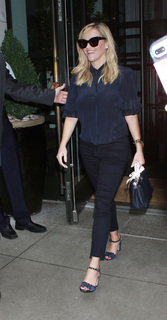 Reese Witherspoon feet photo thumbnail