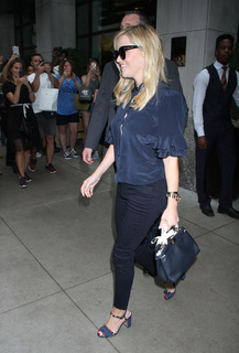 Reese Witherspoon feet photo thumbnail
