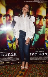 Freida Pinto feet photo thumbnail