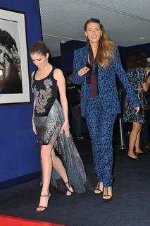 Anna Kendrick feet photo thumbnail