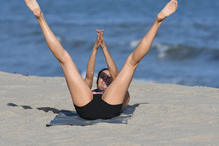 Brooke Burke feet photo thumbnail