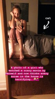 Laura Vandervoort feet photo thumbnail