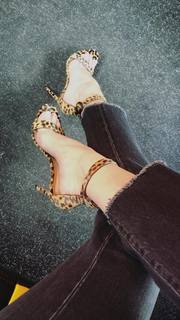 Rosie Huntington-Whiteley feet photo thumbnail