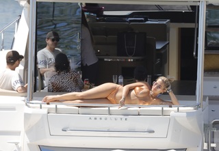 Rita Ora feet photo thumbnail