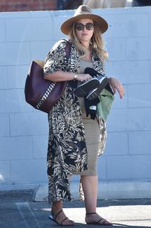Hilary Duff feet photo thumbnail