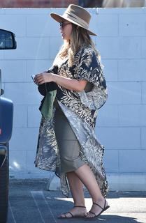 Hilary Duff feet photo thumbnail