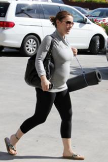 Alyssa Milano feet photo thumbnail