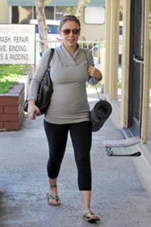 Alyssa Milano feet photo thumbnail