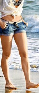 Jacqueline Fernandez feet photo thumbnail