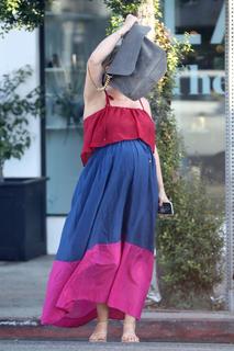 Hilary Duff feet photo thumbnail
