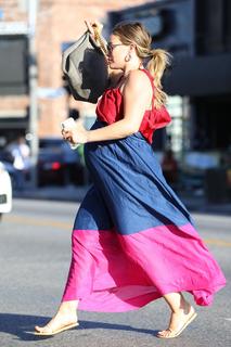 Hilary Duff feet photo thumbnail