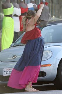 Hilary Duff feet photo thumbnail