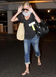 Charlize Theron feet photo thumbnail