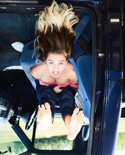 Miley Cyrus feet photo thumbnail