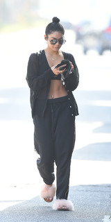 Vanessa Hudgens feet photo thumbnail