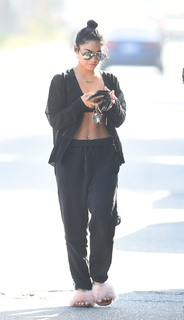 Vanessa Hudgens feet photo thumbnail