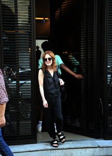 Julianne Moore feet photo thumbnail