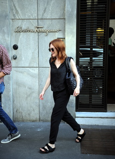 Julianne Moore feet photo thumbnail