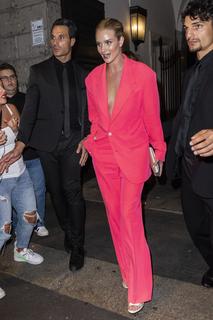 Rosie Huntington-Whiteley feet photo thumbnail