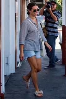 Lea Michele feet photo thumbnail
