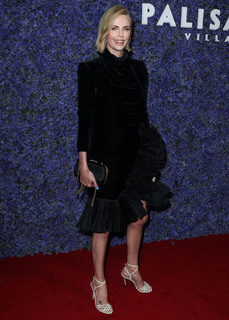 Charlize Theron feet photo thumbnail