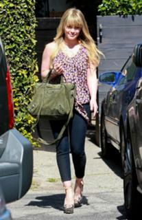 Hilary Duff feet photo thumbnail