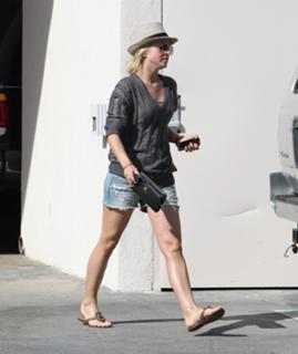 Julianne Hough feet photo thumbnail