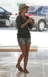 Julianne Hough feet photo thumbnail