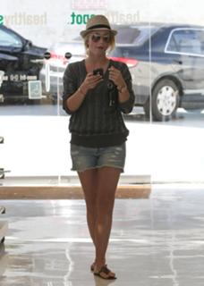 Julianne Hough feet photo thumbnail