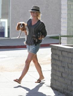 Julianne Hough feet photo thumbnail