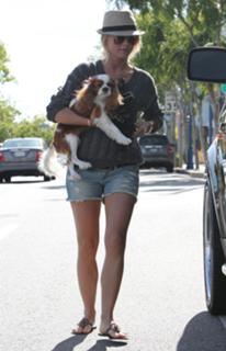 Julianne Hough feet photo thumbnail