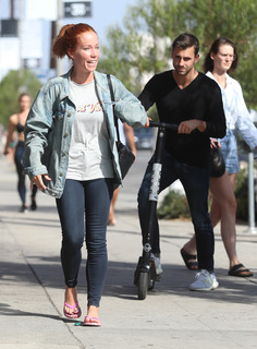 Kendra Wilkinson feet photo thumbnail