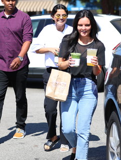 Selena Gomez feet photo thumbnail