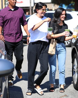 Selena Gomez feet photo thumbnail