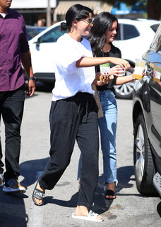 Selena Gomez feet photo thumbnail