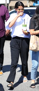 Selena Gomez feet photo thumbnail