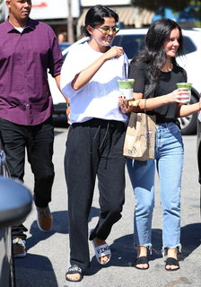 Selena Gomez feet photo thumbnail