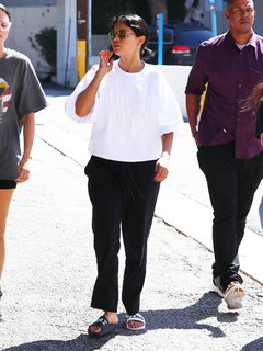 Selena Gomez feet photo thumbnail
