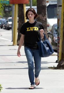 Ashley Greene feet photo thumbnail