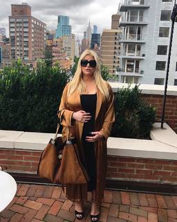 Jessica Simpson feet photo thumbnail