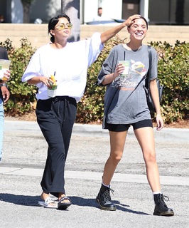Selena Gomez feet photo thumbnail