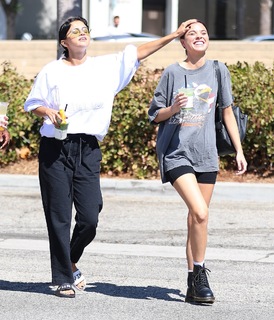 Selena Gomez feet photo thumbnail