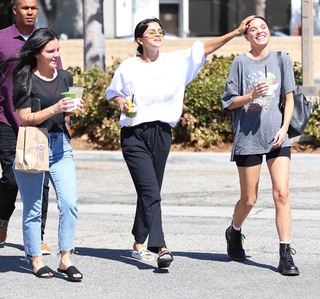 Selena Gomez feet photo thumbnail