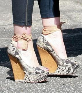 Hilary Duff feet photo thumbnail