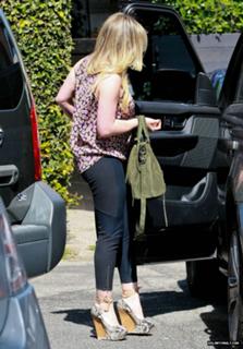 Hilary Duff feet photo thumbnail